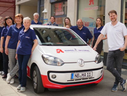 Hier ist das Team der Marien Apotheke zu sehen. Titel des Bildes: Komm ins Team!